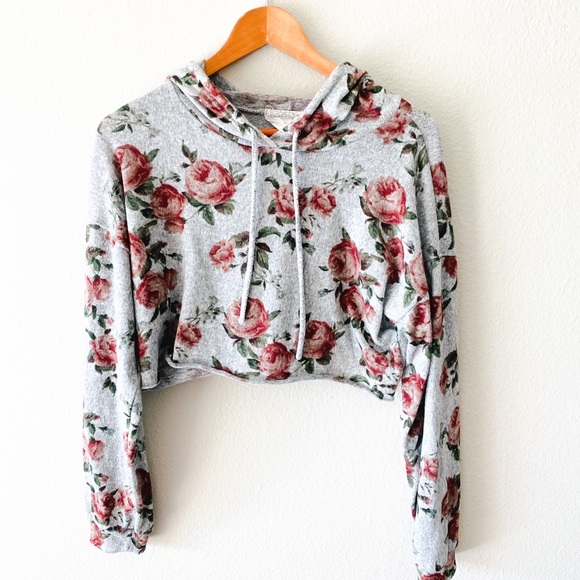 Soft gray rose 🌹 crop top - Picture 1 of 7